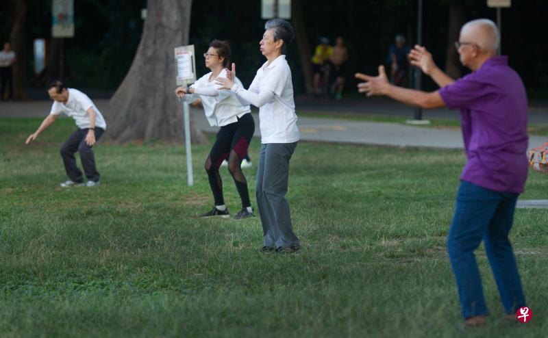 太极或户外运动班的导师从下月1日起,可在公园、组屋区内的共用空间,以及体育理事会的运动中心开课,受访导师和学员都对此表示欢迎。(陈来福摄) 太极或户外运动班的导师从下月1日起,可在公园、组屋区内的共用空间,以及体育理事会的运动中心开课,受访导师和学员都对此表示欢迎。(陈来福摄)