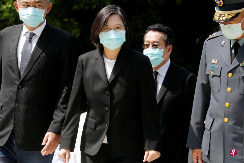 台湾总统蔡英文23日前往台湾太武山公墓忠烈殿主持“八二三战役62周年”公祭。(路透社) 台湾总统蔡英文23日前往台湾太武山公墓忠烈殿主持“八二三战役62周年”公祭。(路透社)