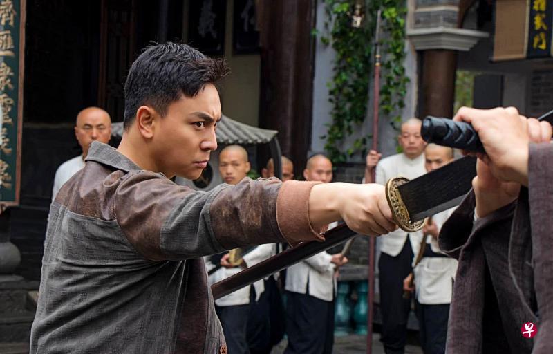 出身武术世家的释小龙在《大侠霍元甲》演陈真,展现综合性的各家功夫。(互联网) 出身武术世家的释小龙在《大侠霍元甲》演陈真,展现综合性的各家功夫。(互联网)