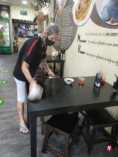 林道成感谢老板不断给予机会。(顺发肉骨茶提供) 林道成感谢老板不断给予机会。(顺发肉骨茶提供)