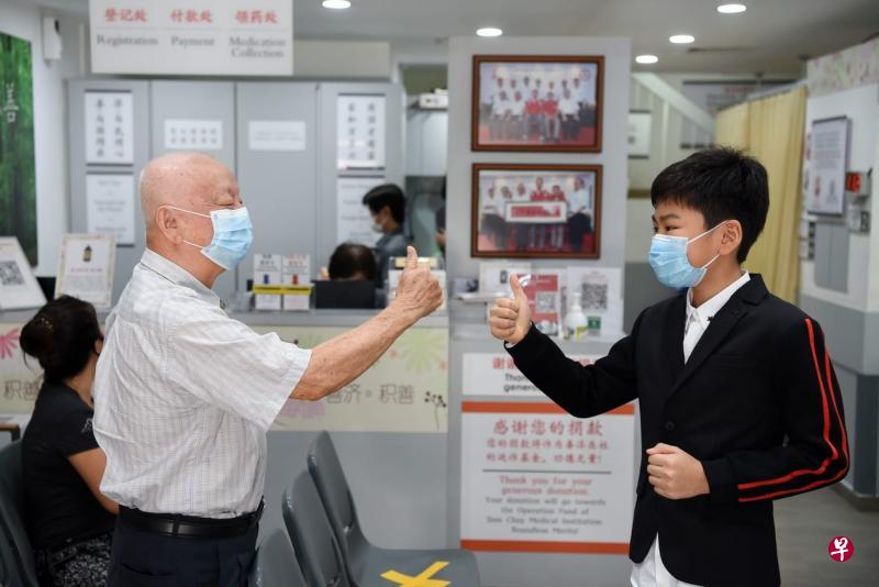 善济医社慈善大使童星EC一平(右)关怀年长人士。(善济医社提供) 善济医社慈善大使童星EC一平(右)关怀年长人士。(善济医社提供)