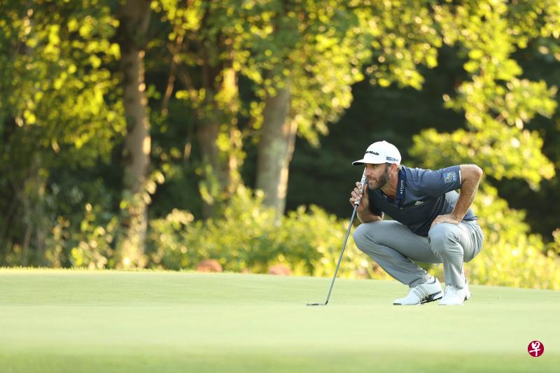 约翰逊在仔细观察后,完成了一记技惊四座的长推杆。(法新社) 约翰逊在仔细观察后,完成了一记技惊四座的长推杆。(法新社)