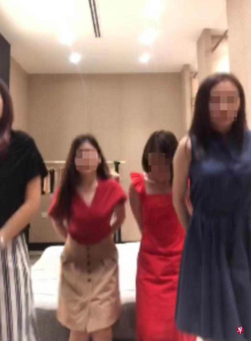 如果不达标,服装店员工会被罚青蛙蹲。(受访者提供) 如果不达标,服装店员工会被罚青蛙蹲。(受访者提供)