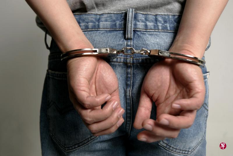 17名男子因涉及非法下注和远程赌博活动而遭警方逮捕。(海峡时报档案示意图) 17名男子因涉及非法下注和远程赌博活动而遭警方逮捕。(海峡时报档案示意图)
