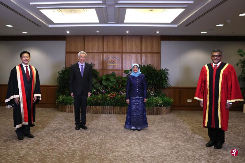 国会8月31日复会,李显龙总理(左二)将参与政府施政方针辩论,并发表重要演说。图为李总理24日晚间出席第14届国会开幕式时,与主持仪式的哈莉玛总统(右二),以及大法官梅达顺(右一)和国会议长陈川仁(左一)合影。(取自李总理面簿) 国会8月31日复会,李显龙总理(左二)将参与政府施政方针辩论,并发表重要演说。图为李总理24日晚间出席第14届国会开幕式时,与主持仪式的哈莉玛总统(右二),以及大法官梅达顺(右一)和国会议长陈川仁(左一)合影。(取自李总理面簿)