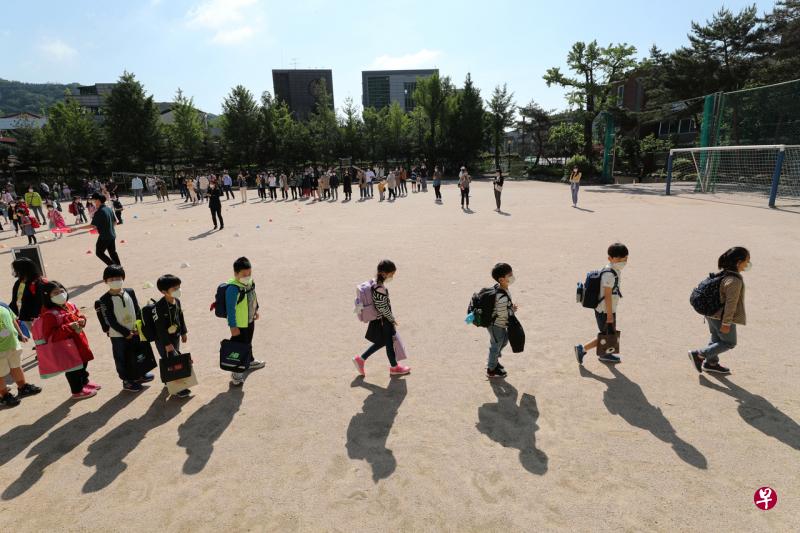 韩国首都圈中小学等学校此前采用线上线下相结合的教育模式。(路透社) 韩国首都圈中小学等学校此前采用线上线下相结合的教育模式。(路透社)