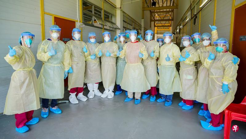 医护人员不畏风险,自愿到客工宿舍支援。(新传媒提供) 医护人员不畏风险,自愿到客工宿舍支援。(新传媒提供)