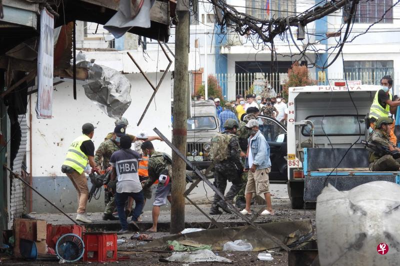菲南的霍洛市中心一家食品店外(图),昨天发生炸弹爆炸,死伤严重,倒下的多数是军警人员。(法新社) 菲南的霍洛市中心一家食品店外(图),昨天发生炸弹爆炸,死伤严重,倒下的多数是军警人员。(法新社)