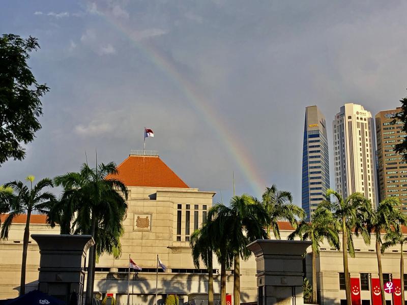 国会大厦上空昨天傍晚出现一道彩虹,李显龙总理在面簿感性留言,指新一届政府在这艰难时期开展新任期,而彩虹捎来了希望和一丝乐观情绪。(陈来福摄) 国会大厦上空昨天傍晚出现一道彩虹,李显龙总理在面簿感性留言,指新一届政府在这艰难时期开展新任期,而彩虹捎来了希望和一丝乐观情绪。(陈来福摄)