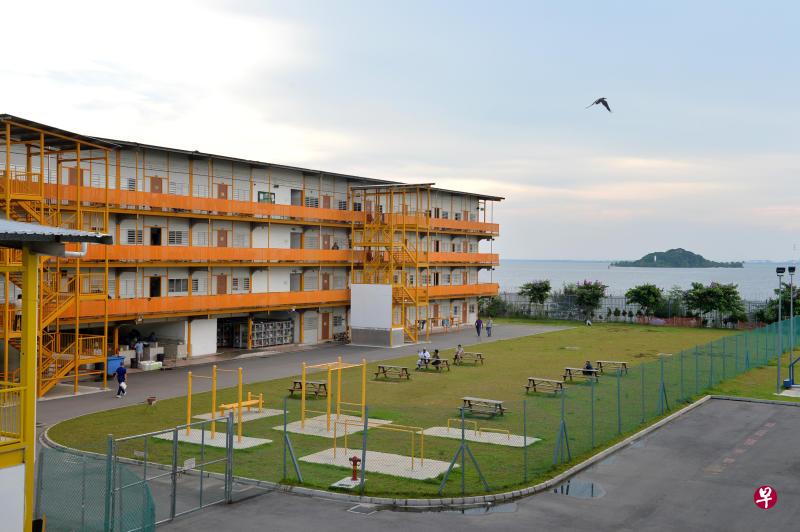 位于大士南1道的大士村客工宿舍出现六起冠病确诊病例,其中五起是早前确诊。(档案照摄于2016年) 位于大士南1道的大士村客工宿舍出现六起冠病确诊病例,其中五起是早前确诊。(档案照摄于2016年)