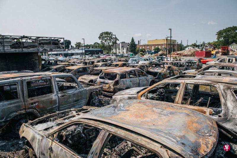 威斯康星州基诺沙市警察向黑人开枪引发动乱,一个旧车停放处被纵火。(法新社) 威斯康星州基诺沙市警察向黑人开枪引发动乱,一个旧车停放处被纵火。(法新社)