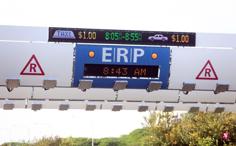 中央快速公路部分路段持续拥堵,上个月恢复公路电子收费的一些闸门,将从下星期一(31日)起调高收费,另有一个闸门则将在同一天恢复收费。(档案照) 中央快速公路部分路段持续拥堵,上个月恢复公路电子收费的一些闸门,将从下星期一(31日)起调高收费,另有一个闸门则将在同一天恢复收费。(档案照)