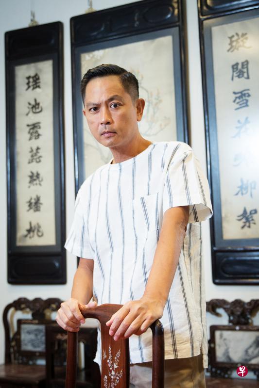 周初明今年入行30周年,他选出《福满人间》《不老传说》和《金牌师爷》为三大代表作。(蔡家增摄) 周初明今年入行30周年,他选出《福满人间》《不老传说》和《金牌师爷》为三大代表作。(蔡家增摄)