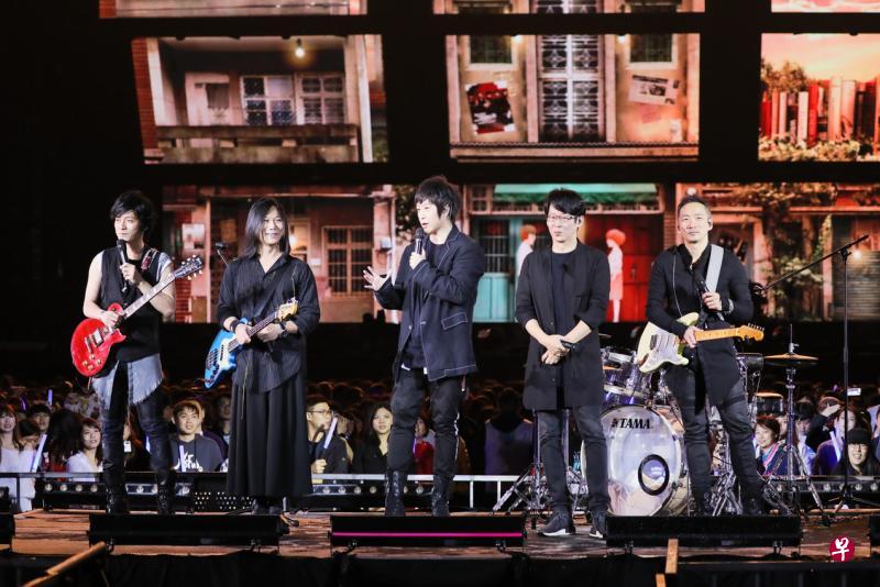 五月天新加坡演唱会推出两款限量T恤。(LiveNation提供) 五月天新加坡演唱会推出两款限量T恤。(LiveNation提供)