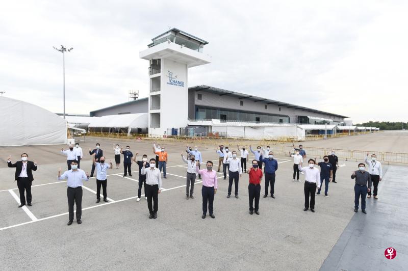 国防部兼人力部高级政务部长扎吉哈(前排左三)昨天到不再是冠病社区护理与康复设施的樟宜展览中心,向工作人员致谢。(取自黄永宏面簿) 国防部兼人力部高级政务部长扎吉哈(前排左三)昨天到不再是冠病社区护理与康复设施的樟宜展览中心,向工作人员致谢。(取自黄永宏面簿)