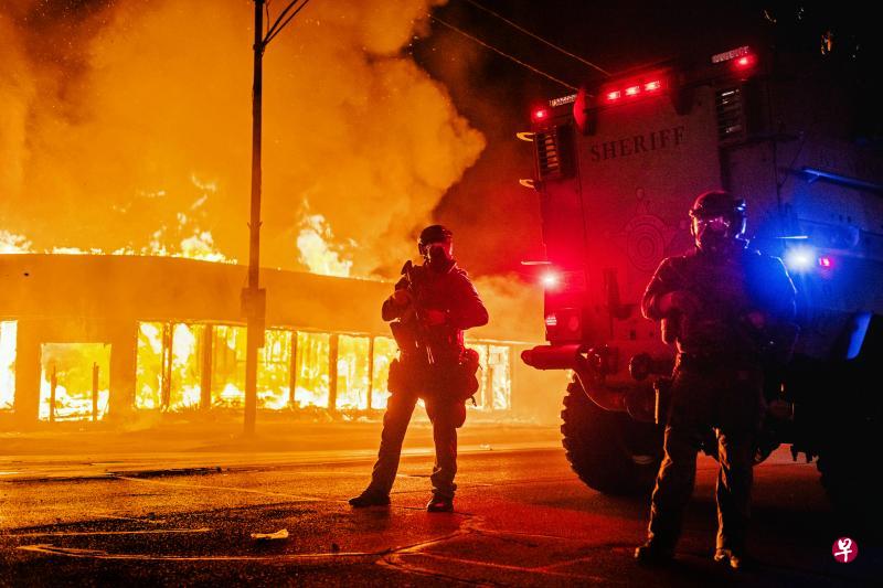 基诺沙市发生白人警察枪伤黑人事件后,连续两晚发生严重骚乱,不少商店被纵火和打劫。(法新社) 基诺沙市发生白人警察枪伤黑人事件后,连续两晚发生严重骚乱,不少商店被纵火和打劫。(法新社)