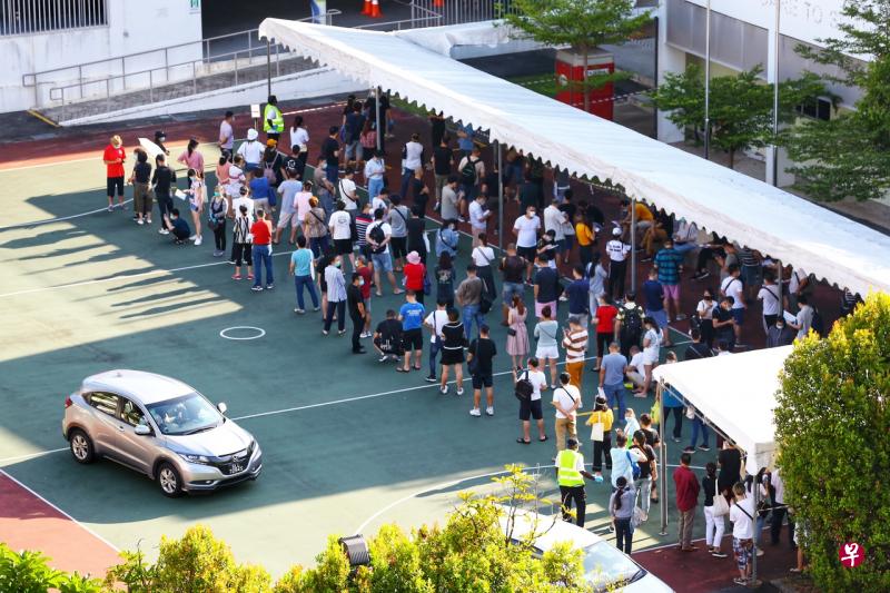记者今早走访前树群中学校舍,发现有约200人正在排队等待接收测试,他们大多为将在30日搭乘酷航班机回返广州的中国人。(何家俊摄) 记者今早走访前树群中学校舍,发现有约200人正在排队等待接收测试,他们大多为将在30日搭乘酷航班机回返广州的中国人。(何家俊摄)