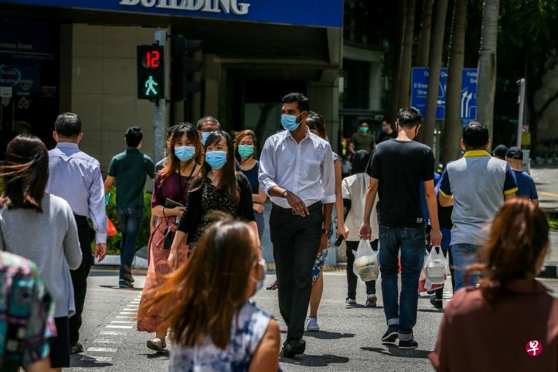 人力部长杨莉明说,外籍员工政策旨在支持经济发展,从而为国人制造良好就业机会,这些政策不时调整,以便在保持坚实新加坡雇员核心的同时也满足企业的人力需要。(档案照片) 人力部长杨莉明说,外籍员工政策旨在支持经济发展,从而为国人制造良好就业机会,这些政策不时调整,以便在保持坚实新加坡雇员核心的同时也满足企业的人力需要。(档案照片)