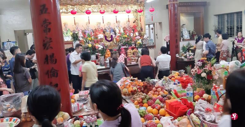 去年吉隆坡文良港庆祝七姐诞:鲜花、水果、双姝花露水、三凤海棠粉和“七姐水”等供品,七姐赐福后各自带回家。 去年吉隆坡文良港庆祝七姐诞:鲜花、水果、双姝花露水、三凤海棠粉和“七姐水”等供品,七姐赐福后各自带回家。