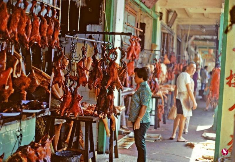 挂在门口的烧鸭每只12元。 挂在门口的烧鸭每只12元。