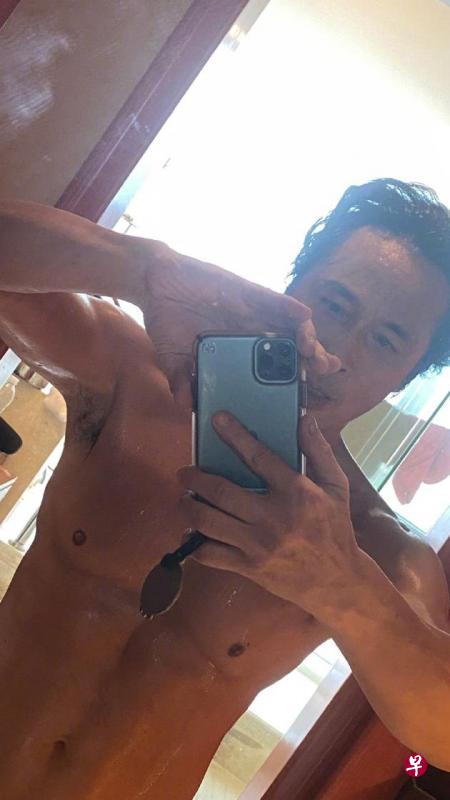 吴镇宇在中国隔离期间秀出“逆天”身材。(互联网) 吴镇宇在中国隔离期间秀出“逆天”身材。(互联网)
