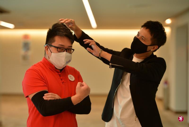 保健业治疗师邝寅喜（左）和自由业高级发型师黄玮量都认为，新的美业技能框架有助美容保健服务从业员，更清楚知道自己的发展前景。（潘丰源摄）