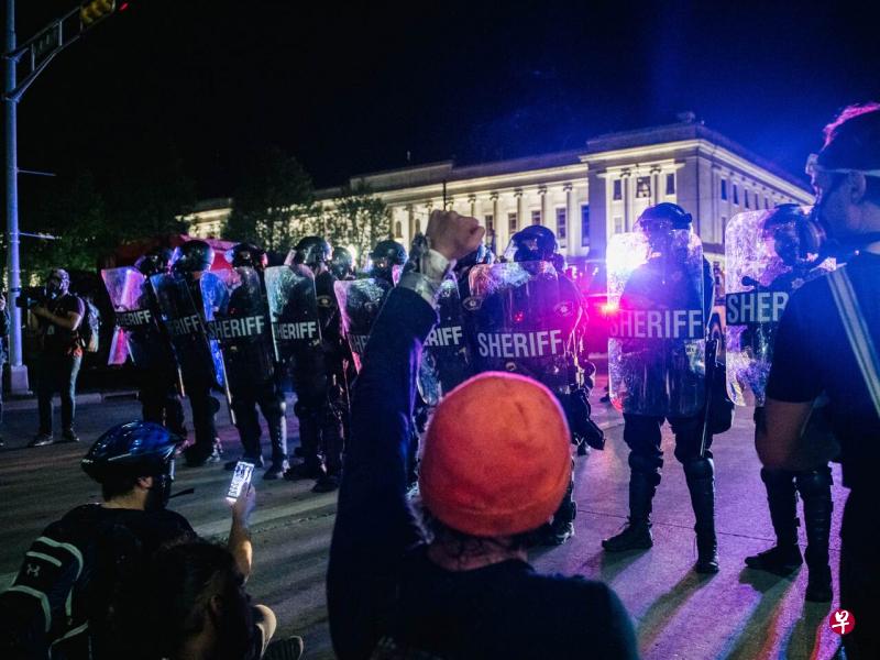 美国威斯康星州基诺沙市周二(25日)的反警察暴力抗议活动中有两人被枪杀,一名17岁青少年周三在谋杀罪名下被捕。(法新社) 美国威斯康星州基诺沙市周二(25日)的反警察暴力抗议活动中有两人被枪杀,一名17岁青少年周三在谋杀罪名下被捕。(法新社)