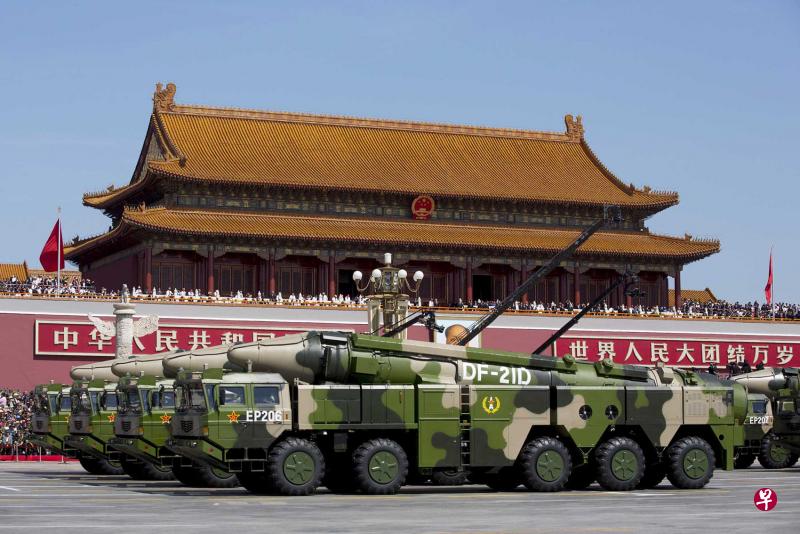 解放军前天分别从青海和浙江发射两枚导弹,其中包括东风-21D中程导弹。(路透社档案照) 解放军前天分别从青海和浙江发射两枚导弹,其中包括东风-21D中程导弹。(路透社档案照)