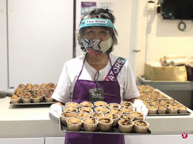 上个月,她与义工们还烘焙了3000个英式松饼献给太和观慈善机构前线工作者,感谢他们在抗疫期间的付出。(太和观慈善机构提供) 上个月,她与义工们还烘焙了3000个英式松饼献给太和观慈善机构前线工作者,感谢他们在抗疫期间的付出。(太和观慈善机构提供)