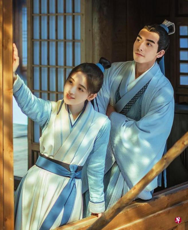 鞠婧祎(左)搭档宋威龙等人演出中国版的《成均馆绯闻》——《漂亮书生》。 鞠婧祎(左)搭档宋威龙等人演出中国版的《成均馆绯闻》——《漂亮书生》。