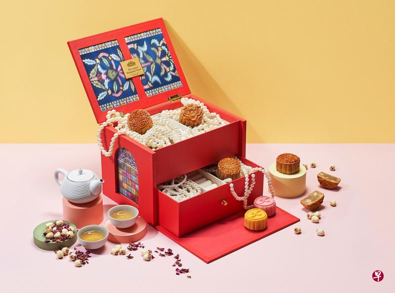 新加坡首都凯宾斯基酒店推出高贵优雅的首饰盒设计月饼礼盒。(主办方提供 ) 新加坡首都凯宾斯基酒店推出高贵优雅的首饰盒设计月饼礼盒。(主办方提供 )