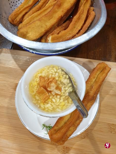 在家自己动手制作油条，搭配豆爽，即是美味的早餐或点心。