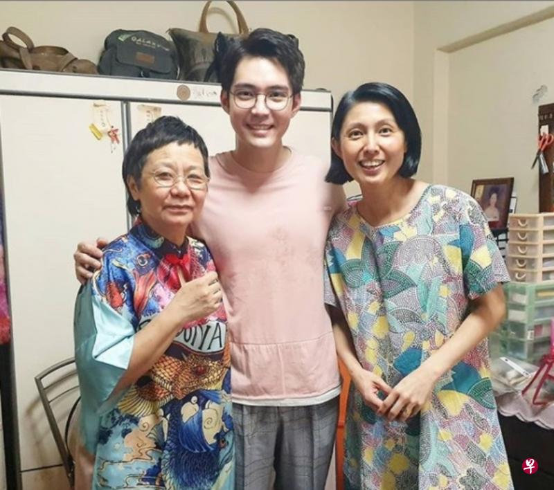 黄振隆(中)在《爱不止息》与黄嫊方(右)演出母子,他对黄嫊方和演出“邻居”的韩雪卿佩服不已。(互联网) 黄振隆(中)在《爱不止息》与黄嫊方(右)演出母子,他对黄嫊方和演出“邻居”的韩雪卿佩服不已。(互联网)