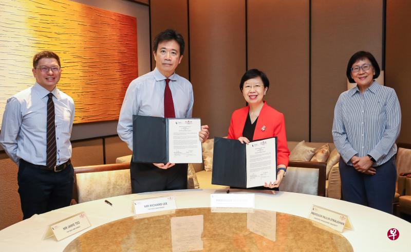 义安公司承诺向新加坡管理大学捐赠1500万元，资助幸福老龄化研究中心的发展。出席谅解备忘录签署仪式的包括（左起）义安公司总理张绵耀、义安公司副总理李秀炎、新加坡管理大学校长江莉莉教授和幸福老龄化研究中心主任郑宝莲教授。（新加坡管理大学提供）