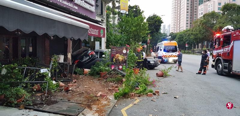 黑色汽车失控冲向路边的走道和店屋，现场一片狼藉。（受访者提供）