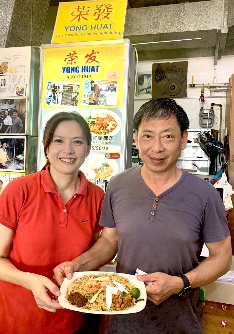 吴文兴和妻子将接手老字号“荣发”摊位。(江欣如摄) 吴文兴和妻子将接手老字号“荣发”摊位。(江欣如摄)