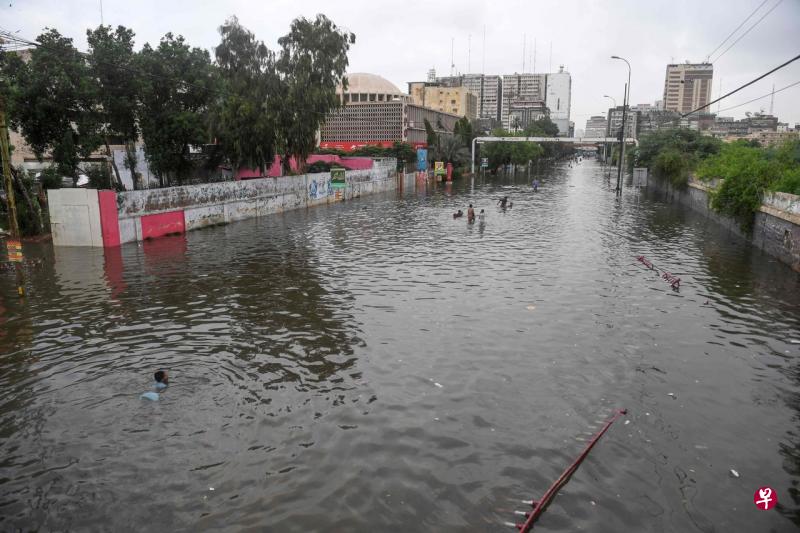 今年6月15日以来,强降雨在巴基斯坦引发的洪灾等事故已导致至少106人死亡、52人受伤。(法新社) 今年6月15日以来,强降雨在巴基斯坦引发的洪灾等事故已导致至少106人死亡、52人受伤。(法新社)