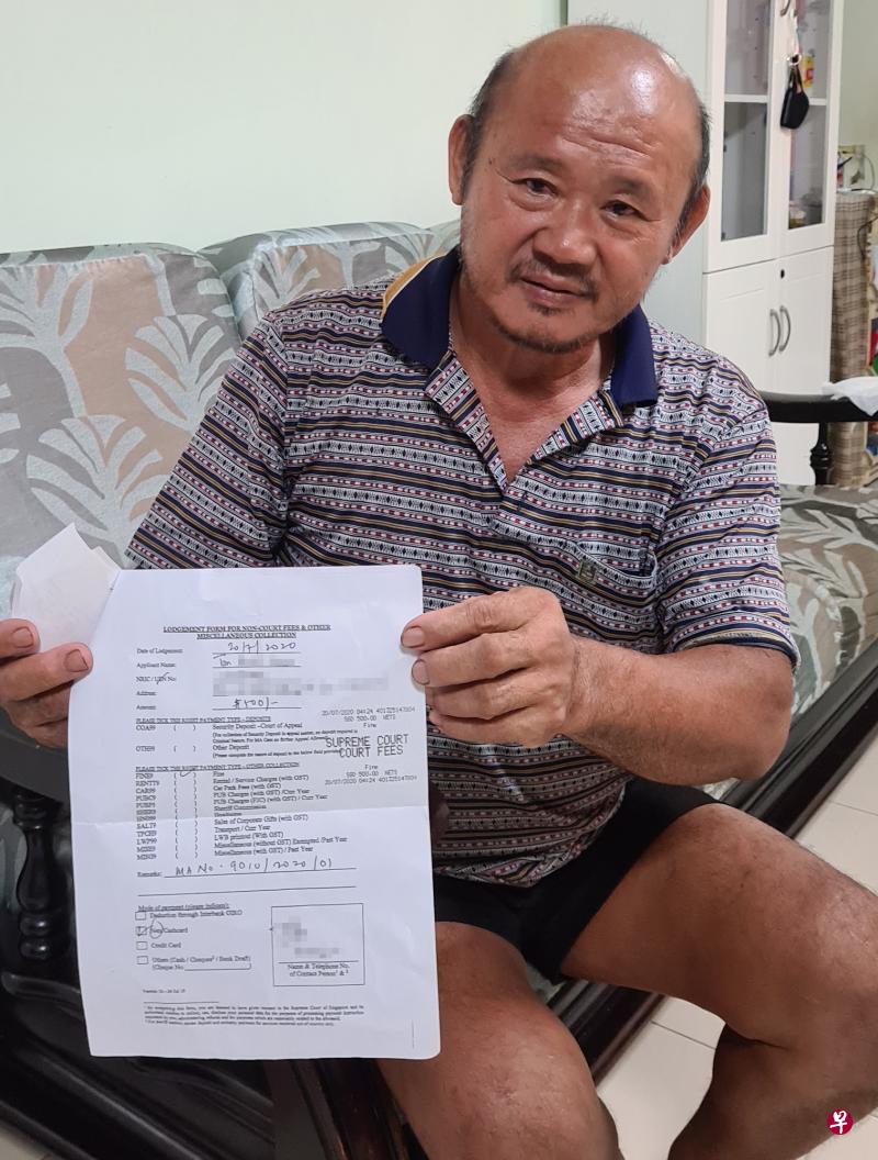 张胜仲出示支付罚款的收据,不解为何需要多坐三天牢狱。 张胜仲出示支付罚款的收据,不解为何需要多坐三天牢狱。