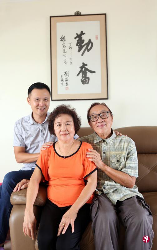 父亲对写作的热爱,母亲用行动关爱孩子的贴心,影响王德远很深。王德远告别艺人生涯,转投企业界,一样须面对群众演讲,发挥双语优势。原来小时候父亲王振春带领孩子朗读报章社论,为孩子打下良好的语言表达基础。 父亲对写作的热爱,母亲用行动关爱孩子的贴心,影响王德远很深。王德远告别艺人生涯,转投企业界,一样须面对群众演讲,发挥双语优势。原来小时候父亲王振春带领孩子朗读报章社论,为孩子打下良好的语言表达基础。