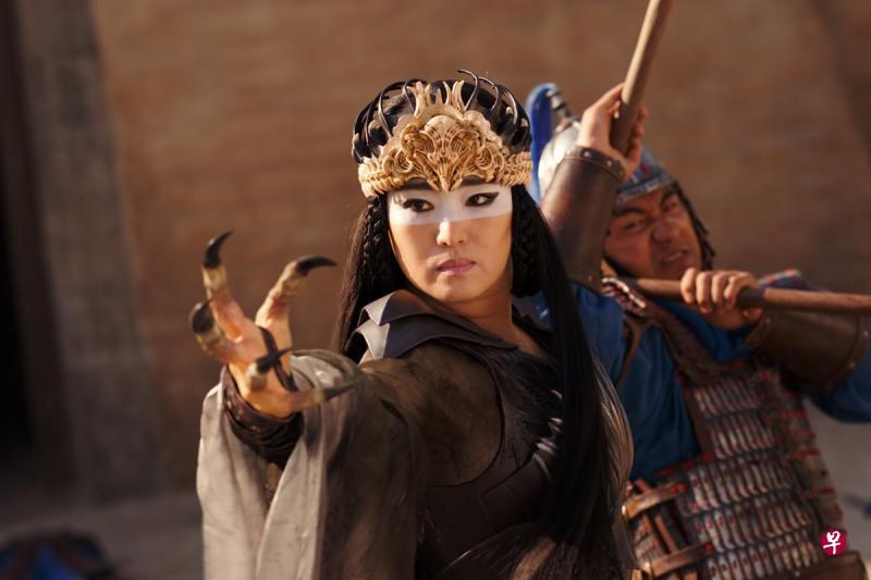 巩俐在《花木兰》中扮演邪恶女巫“仙娘”。(迪士尼提供) 巩俐在《花木兰》中扮演邪恶女巫“仙娘”。(迪士尼提供)