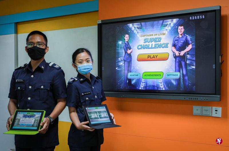 两个星期前刚开始监狱官课程的见习狱警梁芳宁(右)和贾法理兹上课时都会采用手机游戏学习应用,更好地了解不同科目。(林泽锐摄) 两个星期前刚开始监狱官课程的见习狱警梁芳宁(右)和贾法理兹上课时都会采用手机游戏学习应用,更好地了解不同科目。(林泽锐摄)