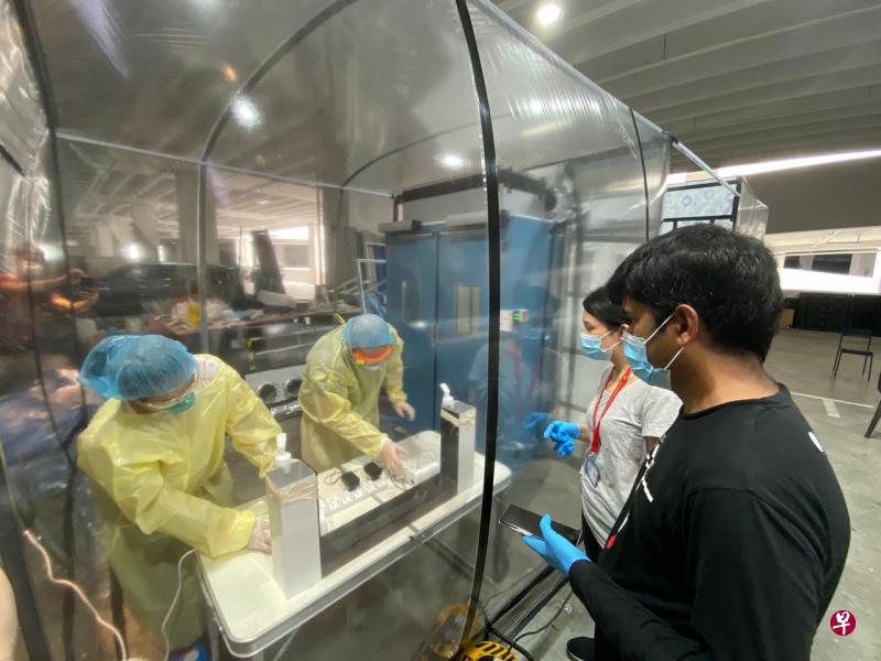 新加坡中央医院和新加坡科技研究局的医疗专家,为手术室型号的隔离间进行病毒防护能力的测试。(新科研生物工程与纳米科技研究院提供) 新加坡中央医院和新加坡科技研究局的医疗专家,为手术室型号的隔离间进行病毒防护能力的测试。(新科研生物工程与纳米科技研究院提供)