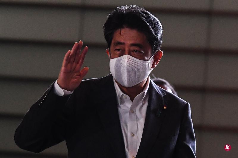 日本传销公司“日本生活”用前首相安倍晋三的赏樱会邀请函做宣传,诈骗约2100亿日元(约27亿新元),约万人受害。(法新社) 日本传销公司“日本生活”用前首相安倍晋三的赏樱会邀请函做宣传,诈骗约2100亿日元(约27亿新元),约万人受害。(法新社)