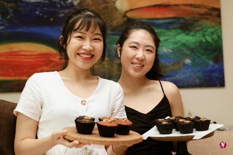 刘玉萍(右)与妹妹玉婷今年6月开始售卖自己制作的甜点,姐妹俩当起小头家。(林国明摄) 刘玉萍(右)与妹妹玉婷今年6月开始售卖自己制作的甜点,姐妹俩当起小头家。(林国明摄)