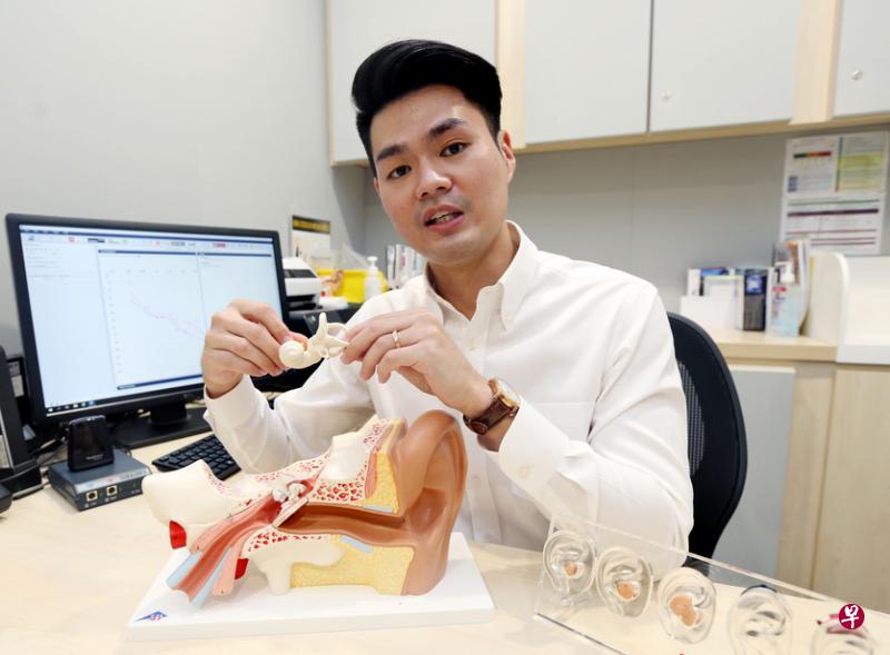 陈笃生医院耳鼻喉科高级听力学家钟易宏七岁开始佩戴助听器而感到自卑,但长期与听力学家的接触,让他体会这份工作的意义,于是努力追梦,如今通过自身经历,帮助其他失聪患者。(庄耿闻摄) 陈笃生医院耳鼻喉科高级听力学家钟易宏七岁开始佩戴助听器而感到自卑,但长期与听力学家的接触,让他体会这份工作的意义,于是努力追梦,如今通过自身经历,帮助其他失聪患者。(庄耿闻摄)