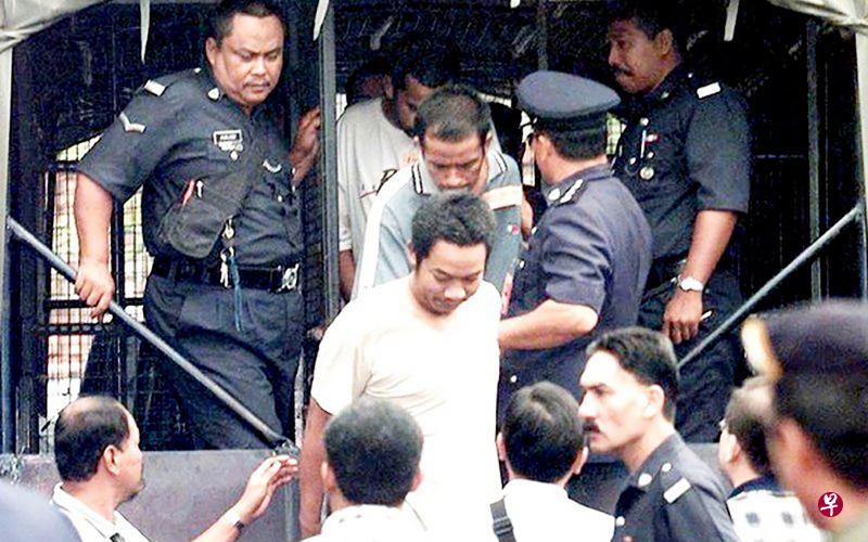 马来西亚警方在2000年8月将阿马乌纳异端组织成员押往法庭面对提控。(互联网) 马来西亚警方在2000年8月将阿马乌纳异端组织成员押往法庭面对提控。(互联网)
