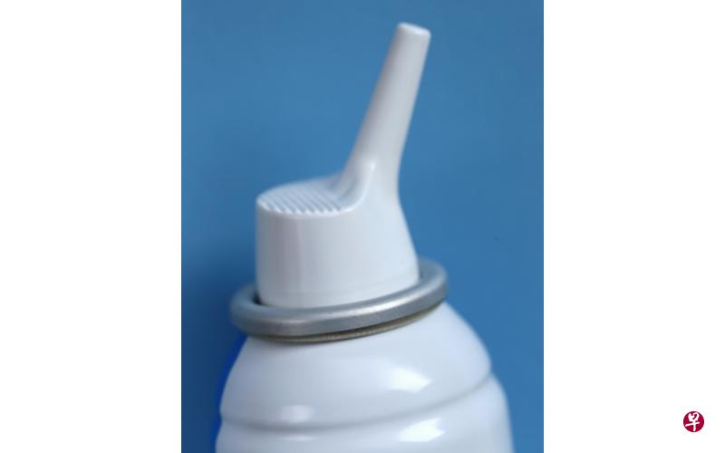 一些过敏性鼻炎和鼻窦炎患者需用洗鼻器冲洗鼻腔。(档案照) 一些过敏性鼻炎和鼻窦炎患者需用洗鼻器冲洗鼻腔。(档案照)