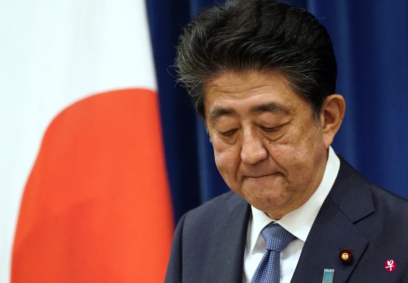图为安倍晋三在东京首相官邸召开记者会,正式宣布因健康原因辞去首相职务。(新华社) 图为安倍晋三在东京首相官邸召开记者会,正式宣布因健康原因辞去首相职务。(新华社)