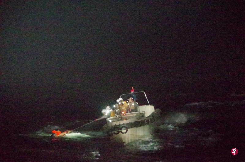 日本海上自卫队在事发海域星期三(2日)发现了一艘救生艇和一个身穿救生衣的船员。该名菲律宾籍船员获救后说被大浪击中前,货船的发动机发生故障。(路透社) 日本海上自卫队在事发海域星期三(2日)发现了一艘救生艇和一个身穿救生衣的船员。该名菲律宾籍船员获救后说被大浪击中前,货船的发动机发生故障。(路透社)