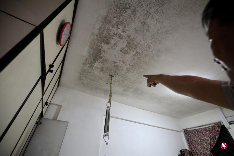 陈姓男居民称,楼上女邻居频频发出噪音,房间里的情况最严重,让他彻夜难眠。(陈斌勤摄) 陈姓男居民称,楼上女邻居频频发出噪音,房间里的情况最严重,让他彻夜难眠。(陈斌勤摄)